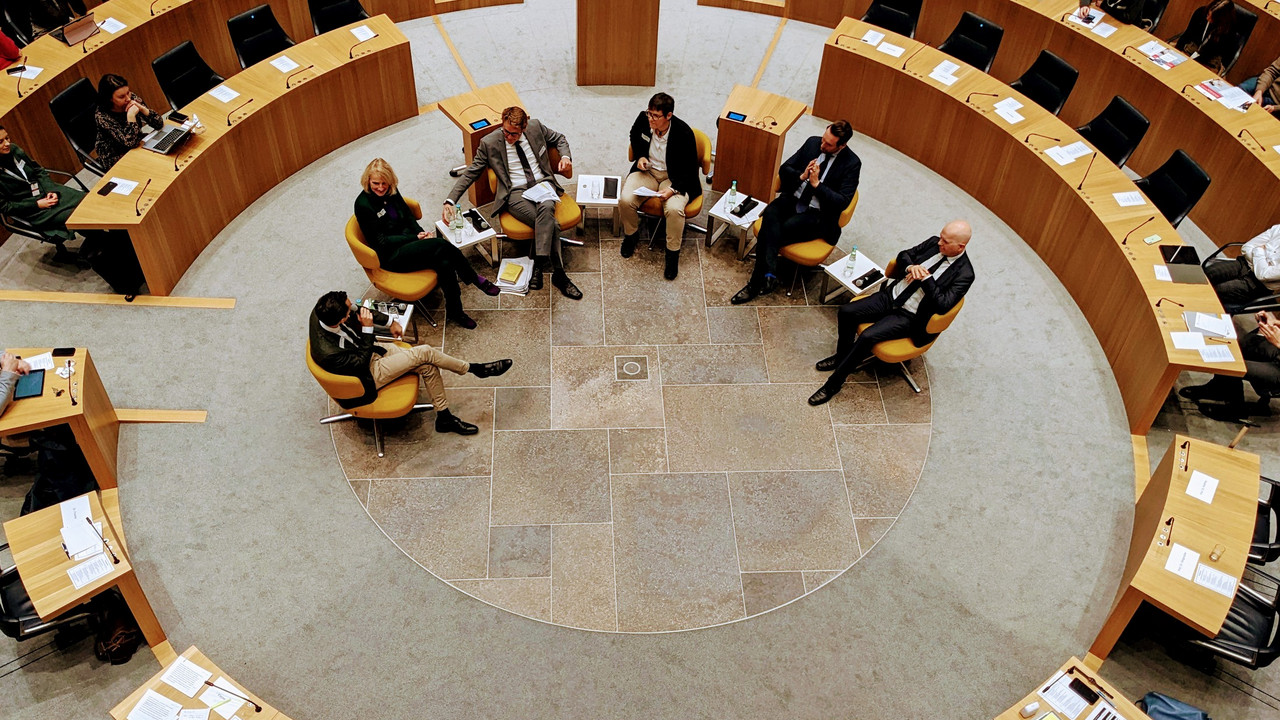 Von links: Christoph Krönke, Ursula Klingmüller, Jürgen Kühling, Daniela Franke, Daniel Stich, Dieter Kugelmann im Landtag Rheinland-Pfalz. Foto: LfDI