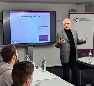 Prof. Dr. Dieter Kugelmann vor Studierenden der Hochschule für öffentliche Verwaltung Rheinland-Pfalz