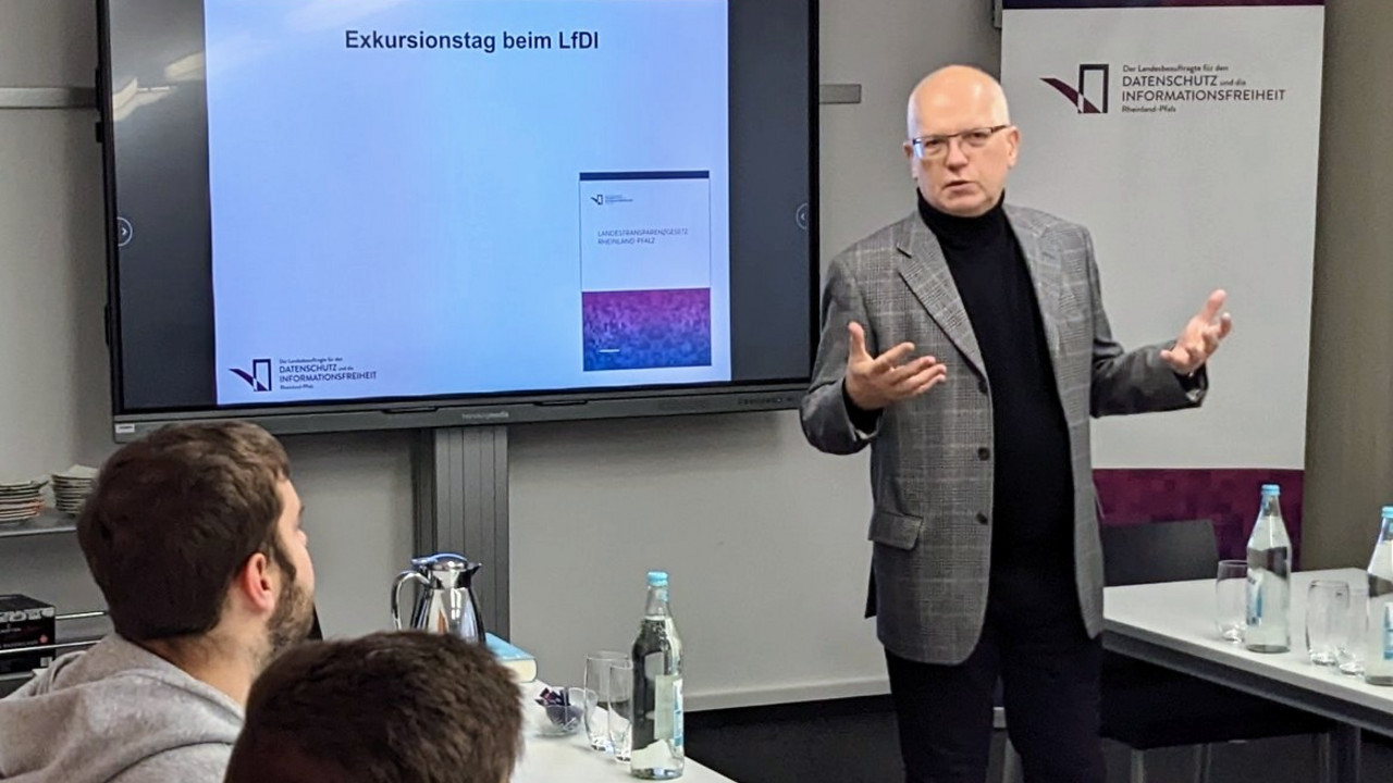 Prof. Dr. Dieter Kugelmann vor Studierenden der Hochschule für öffentliche Verwaltung Rheinland-Pfalz