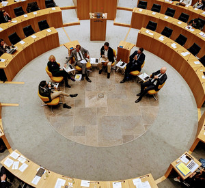 Von links: Christoph Krönke, Ursula Klingmüller, Jürgen Kühling, Daniela Franke, Daniel Stich, Dieter Kugelmann im Landtag Rheinland-Pfalz. Foto: LfDI