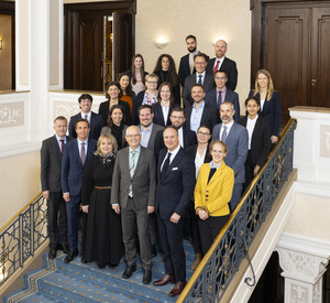Prof. Dr. Dieter Kugelmann (1. Reihe, 4. v.l.), Dr. Martin Hummrich (1. Reihe, 5. v.l.) und Teilnehmende des Runden Tischs der rheinland-pfälzischen Wirtschaft im Gesellschaftshaus der BASF.