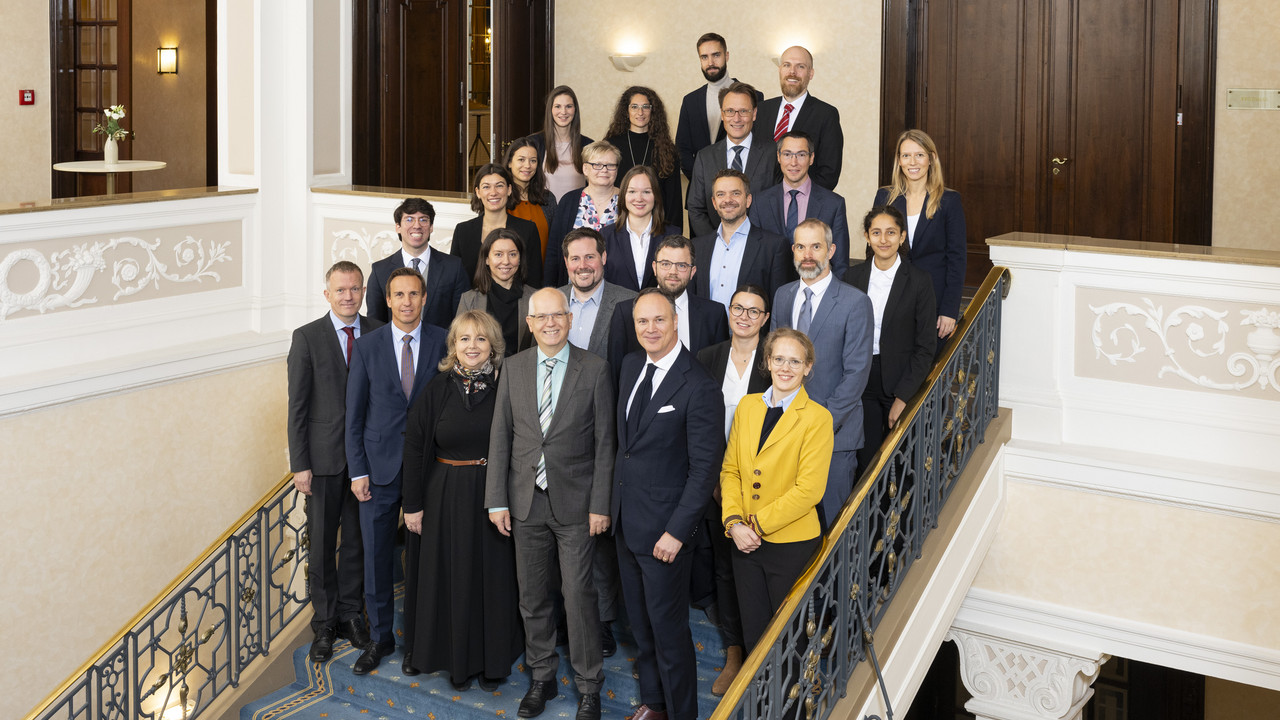 Prof. Dr. Dieter Kugelmann (1. Reihe, 4. v.l.), Dr. Martin Hummrich (1. Reihe, 5. v.l.) und Teilnehmende des Runden Tischs der rheinland-pfälzischen Wirtschaft im Gesellschaftshaus der BASF.